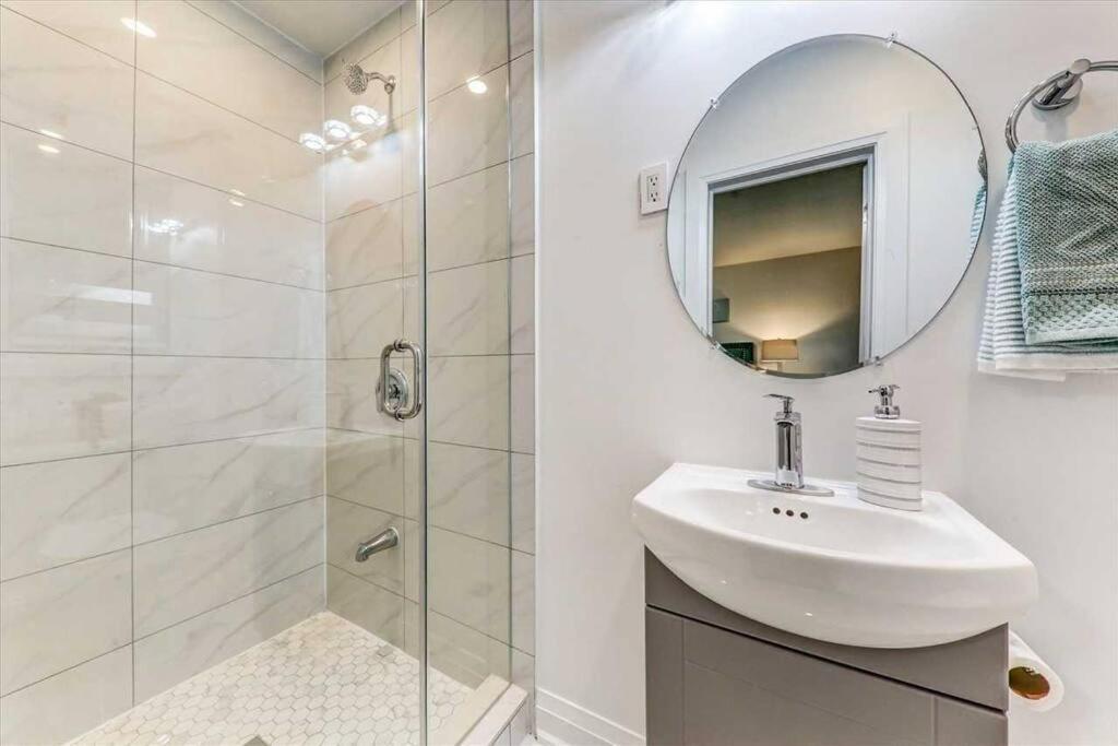 3-Bedroom Modern Luxury Apartment In The Heart Of City Toronto Exterior photo
