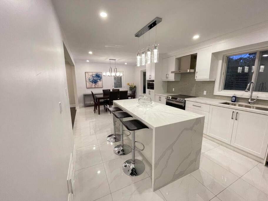 3-Bedroom Modern Luxury Apartment In The Heart Of City Toronto Exterior photo