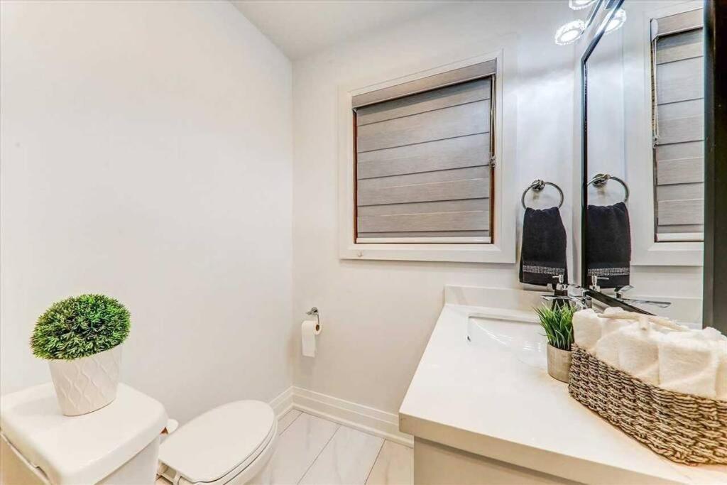 3-Bedroom Modern Luxury Apartment In The Heart Of City Toronto Exterior photo