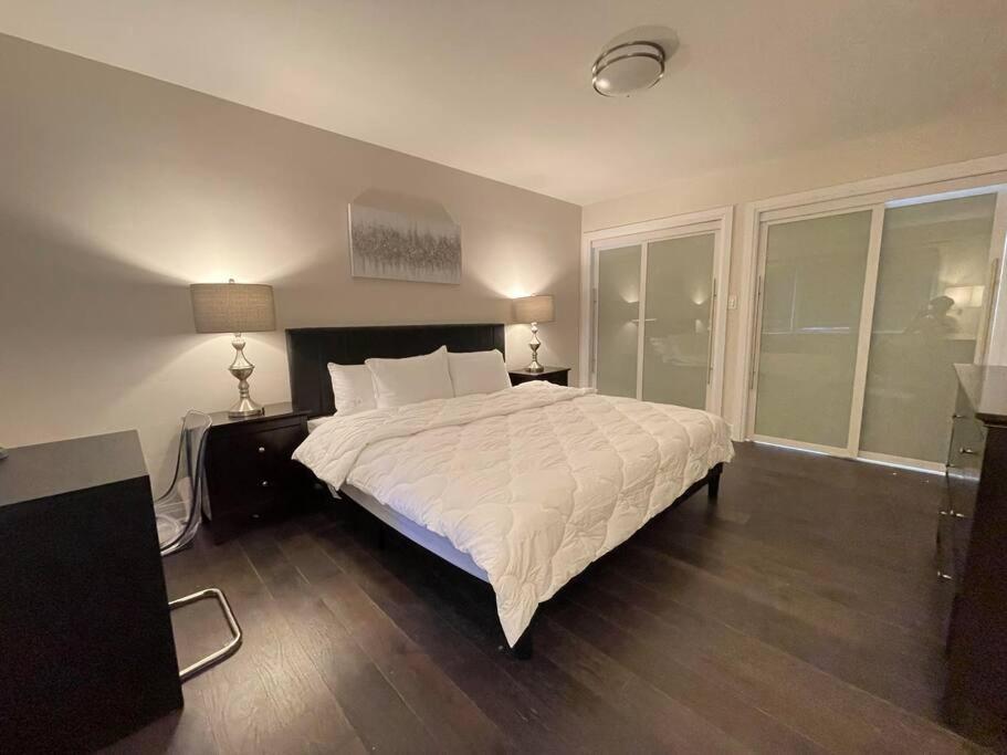 3-Bedroom Modern Luxury Apartment In The Heart Of City Toronto Exterior photo